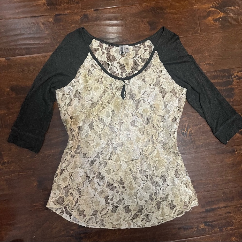 Twilight 2000s Lace Half Sleeve Top | Size M | Button and sequin details